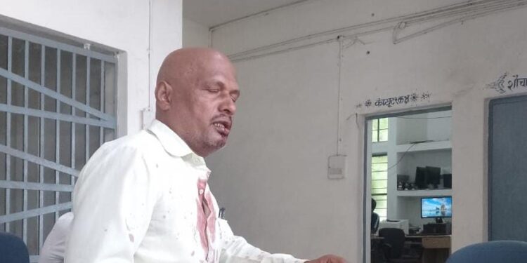 …और जब देखते-देखते स्कूल के हेड मास्टर साहब और टोला सेवक करने लगे आपस में कुश्ती,जख्मी होकर पहुंचे थाना