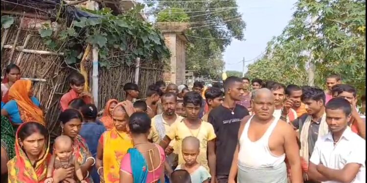 आखिर किस निर्दयी मां ने नवजात शिशु को जन्म के कुछ देर बाद ही कर दिया झाड़ियों के हवाले!दयावान बने इंसान द्वारा झाड़ी से उठाकर परबत्ता सीएचसी लाए गए नवजात शिशु का आखिर कहां चल रहा है इलाज!सीएचसी प्रबंधन की लापरवाही पर खूब बमक रहे हैं लोग