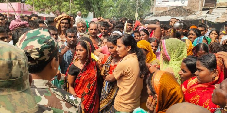 गोगरी में अपराधियों ने की किसान की गोली मारकर हत्या,भीड़ ने एक हत्यारोपी को पीट-पीटकर किया अधमरा,इलाज के दौरान तोड़ा दम,एक गिरफ्तार
