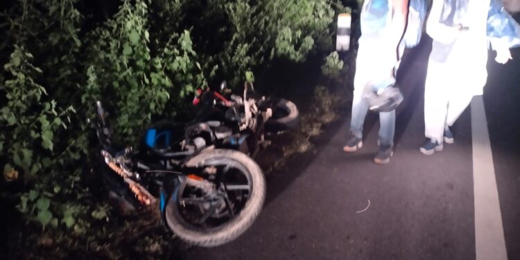 ट्रक और मोटरसाइकिल के बीच हुई टक्कर में एक बाइक सवार की दर्दनाक मौत,दूसरे की हालत गंभीर,पसराहा थाना क्षेत्र में हुई घटना