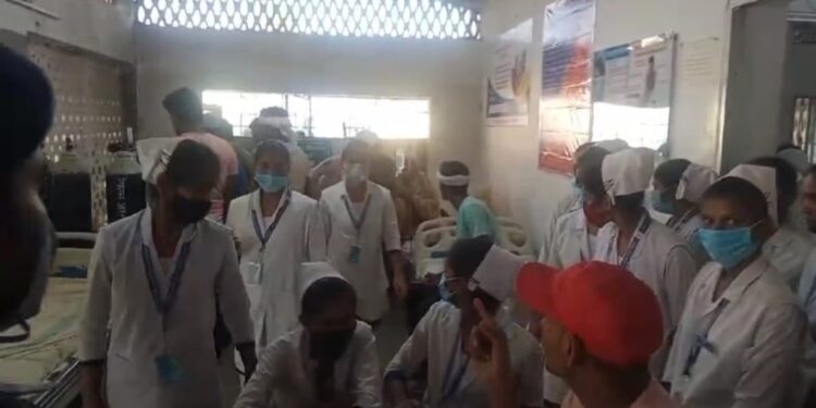 बाइक पर सवार होकर बाजार जा रहे अधेड़ ठेले से ठोकर खाकर बाइक समेत पोखर में गिरे,दर्दनाक मौत से पसरा मातम