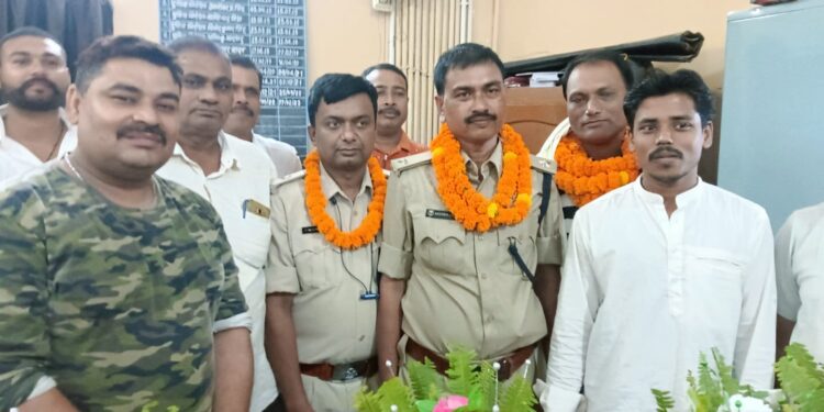 गोगरी थानाध्यक्ष के रुप में फैसल ने ग्रहण किया पदभार, निर्वतमान थानेदार रंजीत को दी गयी विदाई..बढ़ रहे अपराध पर रोक लगाना पहली प्राथमिकता:फैजल अहमद अंसारी