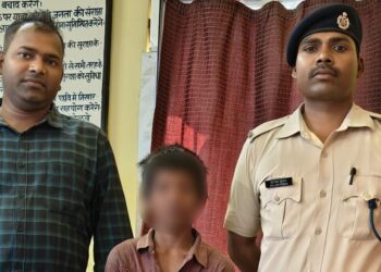 नशे के लिए मासूमियत गंवा रहे नौनिहालों की आखिर कौन संवारेगा जिंदगी!सुलेशन पीने के लिए भीख मांग रहे 12 वर्षीय किशोर को पकड़कर आरपीएफ ने किया चाइल्ड हेल्प लाइन के हवाले