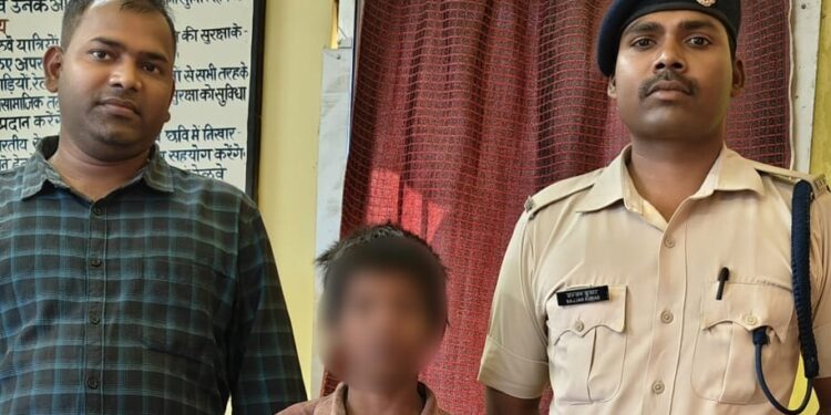 नशे के लिए मासूमियत गंवा रहे नौनिहालों की आखिर कौन संवारेगा जिंदगी!सुलेशन पीने के लिए भीख मांग रहे 12 वर्षीय किशोर को पकड़कर आरपीएफ ने किया चाइल्ड हेल्प लाइन के हवाले