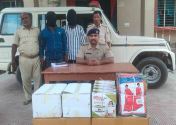 लूटे गए लाखों रुपये के सामान सहित दो लुटेरा गिरफ्तार,मैजिक के ड्राइवर को बंधक बनाकर दिया था लूट की घटना को अंजाम