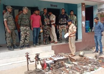 खगड़िया के डुमरिया बुजुर्ग में हो रहा था हथियार का निर्माण,मिनी गन फैक्ट्री का उद्भेदन करते हुए पुलिस ने पांच लोगों को दबोचा,कई निर्मित और अर्ध निर्मित हथियार सहित औजार आदि बरामद