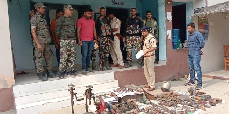 खगड़िया के डुमरिया बुजुर्ग में हो रहा था हथियार का निर्माण,मिनी गन फैक्ट्री का उद्भेदन करते हुए पुलिस ने पांच लोगों को दबोचा,कई निर्मित और अर्ध निर्मित हथियार सहित औजार आदि बरामद