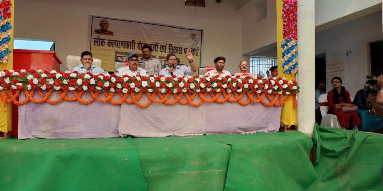 जन संवाद कार्यक्रम आयोजित कर विभिन्न योजनाओं की जानकारी देते हुए सुनी गयी समस्याएं, दिव्यांग जनों का खाता खोलने के लिए बैंक लगाए कैंप: डीएम