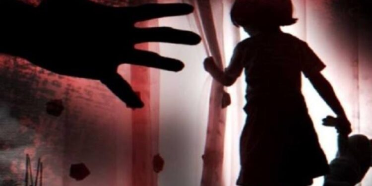 तीन हवशी दरिंदों ने महज 13 वर्षीय किशोरी के साथ किया गैंग रेप,जान मारने की नियत से पानी भरे गहरे गड्ढ़े में फेंका,पड़ताल में जुटी बेलदौर पुलिस