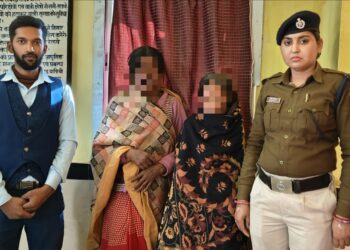 परिवारजनों द्वारा तिरस्कृत की गयी संजू और मंजू ठंड में ठिठुरते हुए स्टेशन पर मांग रही थी भीख,आरपीएफ ने वृद्धा आश्रम को सौंपा