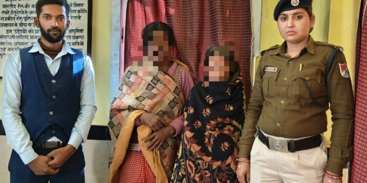 परिवारजनों द्वारा तिरस्कृत की गयी संजू और मंजू ठंड में ठिठुरते हुए स्टेशन पर मांग रही थी भीख,आरपीएफ ने वृद्धा आश्रम को सौंपा