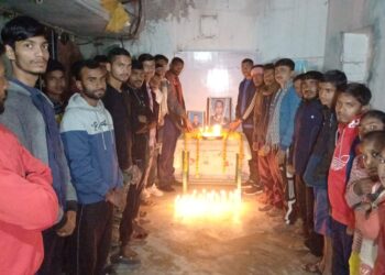 शहीद जेसीओ चंदन कुमार मिश्र की याद में युवाओं ने निकाला कैंडल मार्च,नम आंखों से लोगों ने खगड़िया के लाल किया याद