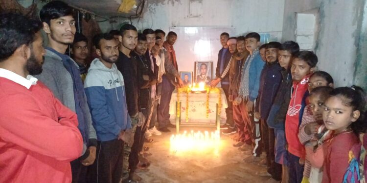 शहीद जेसीओ चंदन कुमार मिश्र की याद में युवाओं ने निकाला कैंडल मार्च,नम आंखों से लोगों ने खगड़िया के लाल किया याद