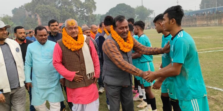 पूर्व मुखिया फुटबॉलर विजय यादव की पुण्यतिथि पर आयोजित फुटबॉल टूर्नामेंट के पहले मुकाबले में बंगाल ने झारखंड को धोया,नेपाल और उत्तर प्रदेश के बीच मुकाबला रविवार को