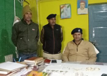 मोजाहिदपुर में Cid इंस्पेक्टर के घर हुई चोरी के मामले में संलिप्त लोगों को हिरासत में लेकर पड़ताल जारी,कई सामान बरामद