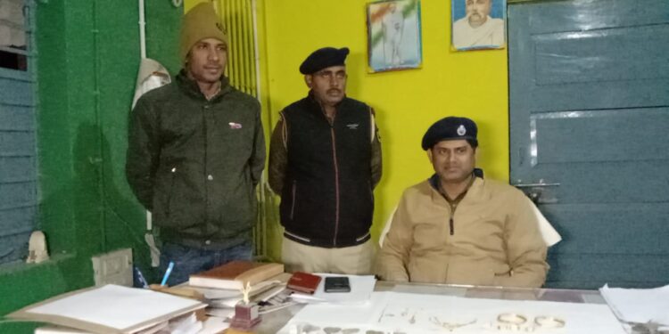 मोजाहिदपुर में Cid इंस्पेक्टर के घर हुई चोरी के मामले में संलिप्त लोगों को हिरासत में लेकर पड़ताल जारी,कई सामान बरामद