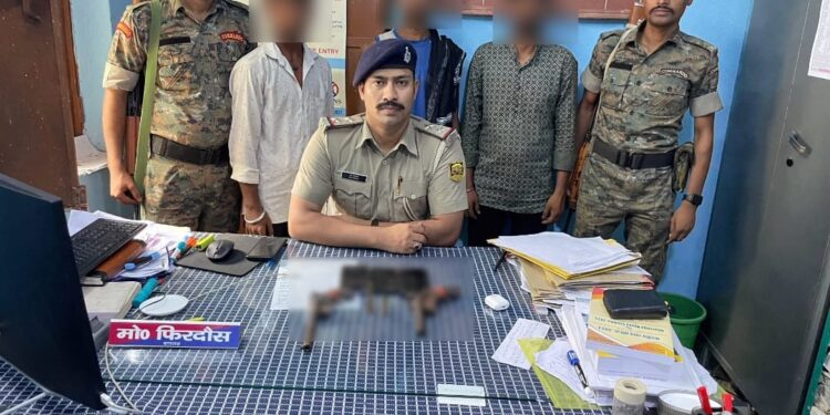 हथियार और कारतूस के साथ गिरफ्तार तीनों युवकों का मोबाइल खोलेगा बड़ा राज!