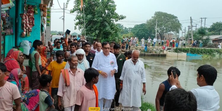 बाढ़ पीड़ितों की समस्याओं का त्वरित गति से होगा समाधान:डॉ संजीव