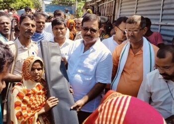 विधान पार्षद राजीव कुमार ने बाढ़ प्रभावित क्षेत्रों का दौरा कर किया राहत सामग्रियों का वितरण,कहा-लाचार है प्रशासन और सरकार