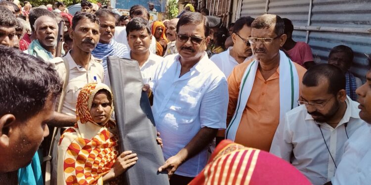 विधान पार्षद राजीव कुमार ने बाढ़ प्रभावित क्षेत्रों का दौरा कर किया राहत सामग्रियों का वितरण,कहा-लाचार है प्रशासन और सरकार