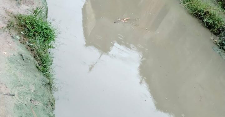 गड्ढों में तब्दील हुई अलौली की सड़कें,क्या विभाग कर रहा हादसे का इंतजार?