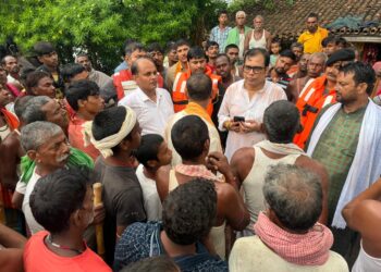 बाढ़ पीड़ितों के दु:ख-दर्द का निवारण करते-करते फंस गयी विधायक की टीम,बाल-बाल बचे विधायक डॉ संजीव