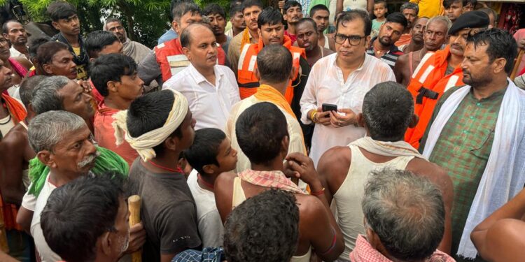 बाढ़ पीड़ितों के दु:ख-दर्द का निवारण करते-करते फंस गयी विधायक की टीम,बाल-बाल बचे विधायक डॉ संजीव