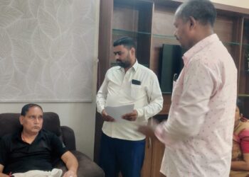 डीएम के संरक्षण में एसडीओ पहुंचा रहे सरकारी राजस्व को नुकसान, समाजसेवी अभय ने प्रभारी मंत्री के सामने खोल कर रख दिया काला चिट्ठा,कार्रवाई की है दरकार