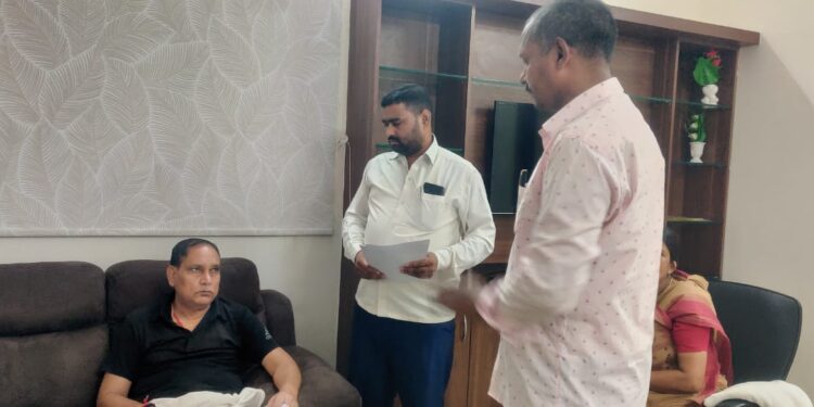 डीएम के संरक्षण में एसडीओ पहुंचा रहे सरकारी राजस्व को नुकसान, समाजसेवी अभय ने प्रभारी मंत्री के सामने खोल कर रख दिया काला चिट्ठा,कार्रवाई की है दरकार