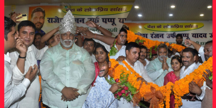 देश के जनप्रिय सांसद के स्वागत में टूटी दलीय सीमा की दीवार,पहनाए गए चांदी के ताज…जब तक जिंदा रहूंगा,तब तक खगड़िया वासियों की आंखों में नहीं आने दूंगा आंसू:पप्पू यादव