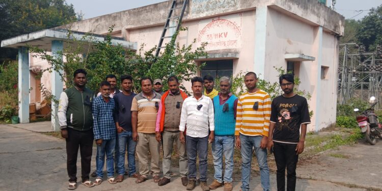 ….साहब!रोज मौत से खेलते हैं…कुछ मर गए तो कुछ विकलांगता की जिंदगी जीने को विवश हैं…अब भी न्याय नहीं नहीं दोगे!जिंदगी कटेगी कैसे??