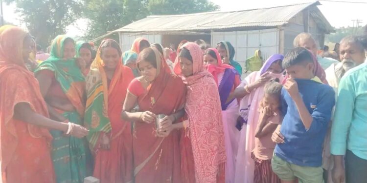 कई दिनों से लापता युवक की पानी भरे गड्ढ़े में मिली लाश, परिजनों ने जाहिर की हत्या की आशंका,एनएच- 107को किया जाम!