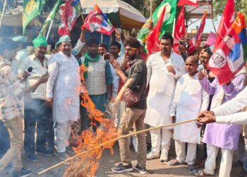 RJDजिलाध्यक्ष मनोहर यादव के नेतृत्व में महागठबंधन के नेताओं ने CMनीतीश का फूंका पुतला, कहा-मानसिक स्थिति ठीक नहीं,अविलंब दें इस्तीफा!!