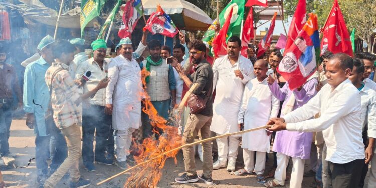 RJDजिलाध्यक्ष मनोहर यादव के नेतृत्व में महागठबंधन के नेताओं ने CMनीतीश का फूंका पुतला, कहा-मानसिक स्थिति ठीक नहीं,अविलंब दें इस्तीफा!!