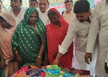 राबड़ी नगर में धूमधाम से मनाया राजद सुप्रीमो लालू प्रसाद यादव का 78वां जन्मदिन,दलित महिलाओं ने काटा जन्मदिन का केक, राजद विधायक राकेश रोशन और जिलाध्यक्ष मनोहर यादव ने सबको कराया भोजन,रहा उत्सवी माहौल!!