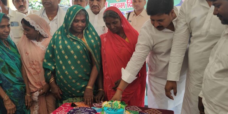 राबड़ी नगर में धूमधाम से मनाया राजद सुप्रीमो लालू प्रसाद यादव का 78वां जन्मदिन,दलित महिलाओं ने काटा जन्मदिन का केक, राजद विधायक राकेश रोशन और जिलाध्यक्ष मनोहर यादव ने सबको कराया भोजन,रहा उत्सवी माहौल!!