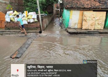 खगड़िया जिले के मानसी नगर पंचायत में जल-जमाव से जनजीवन अस्त-व्यस्त, SH-95 के नीचे बंद नाला बना मूल कारण