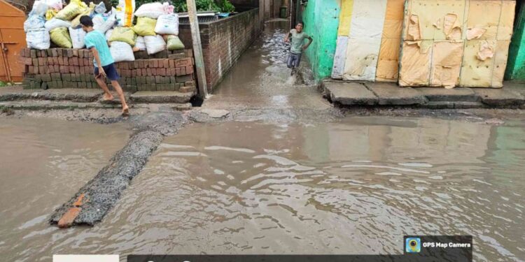 खगड़िया जिले के मानसी नगर पंचायत में जल-जमाव से जनजीवन अस्त-व्यस्त, SH-95 के नीचे बंद नाला बना मूल कारण