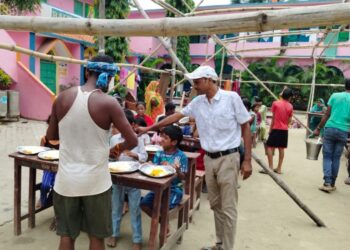 गंगा-बूढ़ी गंडक के प्रचंड कहर में फंसा खगड़िया, पूर्व वार्ड पार्षद रणवीर कुमार की पहल से बापू मध्य विद्यालय बना बाढ़ पीड़ितों की उम्मीद का सहारा