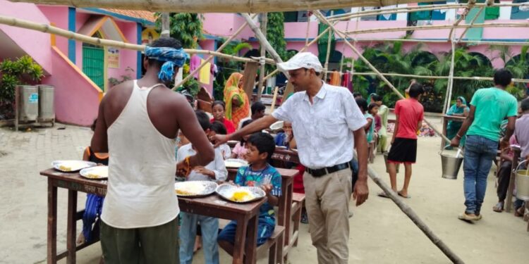 गंगा-बूढ़ी गंडक के प्रचंड कहर में फंसा खगड़िया, पूर्व वार्ड पार्षद रणवीर कुमार की पहल से बापू मध्य विद्यालय बना बाढ़ पीड़ितों की उम्मीद का सहारा