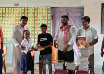 आदित्याभय के जन्मदिन पर शिक्षा की सौगात, बच्चों में बांटी गई कॉपी और कलम