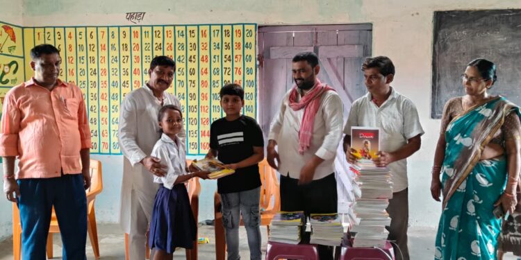 आदित्याभय के जन्मदिन पर शिक्षा की सौगात, बच्चों में बांटी गई कॉपी और कलम