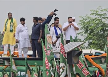 खगड़िया में तेजस्वी यादव की दहाड़: “नीतीश कुमार चीफ मिनिस्टर नहीं, चीट मिनिस्टर हैं…स्मार्ट मीटर नहीं चीटर मीटर है…अगर नौकरी चाहिए तो एक बार हमें मुख्यमंत्री बनाइए, जिसके पास डिग्री होगी उसको गारंटी से नौकरी मिलेगी