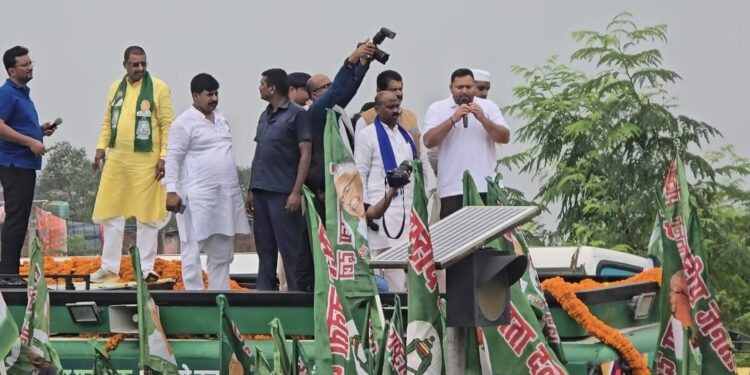 खगड़िया में तेजस्वी यादव की दहाड़: “नीतीश कुमार चीफ मिनिस्टर नहीं, चीट मिनिस्टर हैं…स्मार्ट मीटर नहीं चीटर मीटर है…अगर नौकरी चाहिए तो एक बार हमें मुख्यमंत्री बनाइए, जिसके पास डिग्री होगी उसको गारंटी से नौकरी मिलेगी