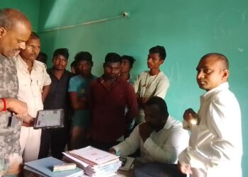 शराब पीकर रोज स्कूल में भी झूमते थे हेडमास्टर साहब ..आज हो गए जनता की कोप का शिकार और पहुंच गए हवालात