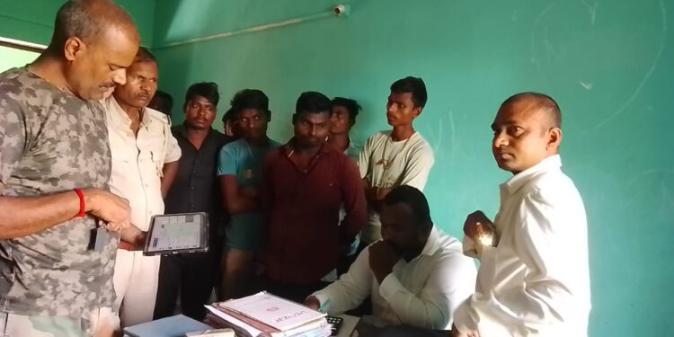 शराब पीकर रोज स्कूल में भी झूमते थे हेडमास्टर साहब ..आज हो गए जनता की कोप का शिकार और पहुंच गए हवालात