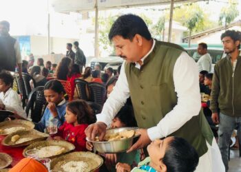 मकर संक्रांति पर गंगा-जमुनी तहज़ीब की मिसाल: राजद जिलाध्यक्ष मनोहर यादव ने अल्पसंख्यक समुदाय संग साझा किया चूड़ा-दही का उत्सव