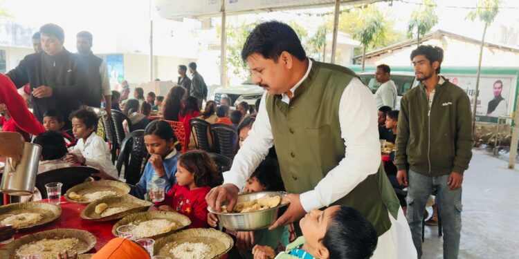 मकर संक्रांति पर गंगा-जमुनी तहज़ीब की मिसाल: राजद जिलाध्यक्ष मनोहर यादव ने अल्पसंख्यक समुदाय संग साझा किया चूड़ा-दही का उत्सव