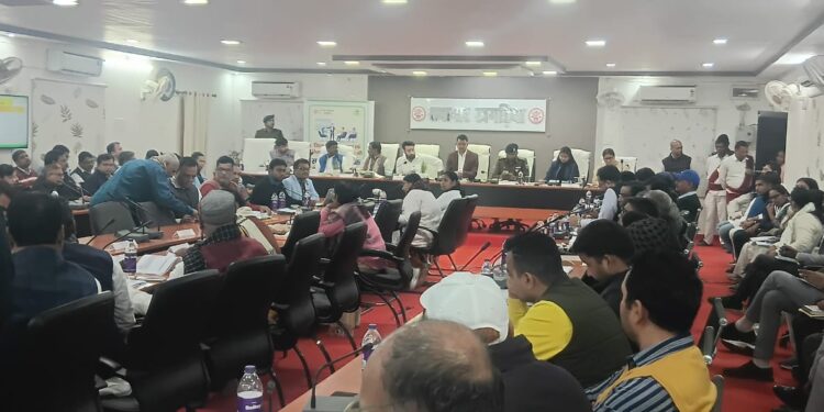 खगड़िया में दिशा बैठक बनी जवाबदेही का मंच: सांसद राजेश वर्मा की मौजूदगी में सड़क, शौचालय, खेल मैदान, ड्रग्स और भूमिहीनों के पर्चे तक पर हुई सख्त समीक्षा