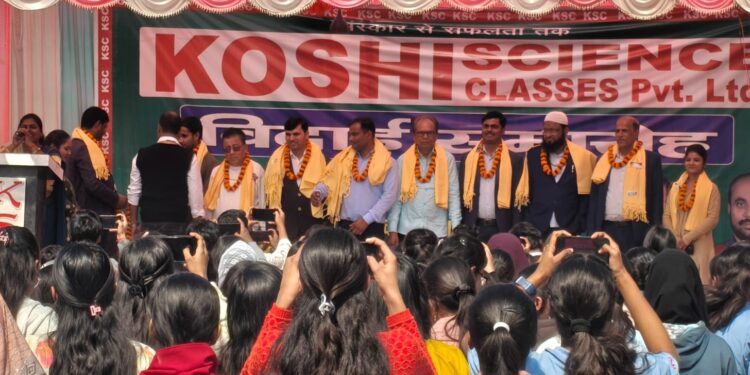 खगड़िया: कोशी साइंस क्लासेज में 12वीं के विद्यार्थियों का ऐतिहासिक फेयरवेल, भावनाओं और अनुशासन के बीच भव्य आयोजन